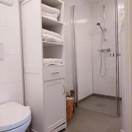 Apartamento Kjellerleilighet I Fana Til Leie-med Gratis Parkering Og Mange Kollektiv Reisemuligheter Bergen