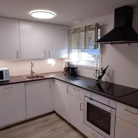 公寓 Kjellerleilighet I Fana Til Leie-med Gratis Parkering Og Mange Kollektiv Reisemuligheter 卑爾根