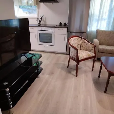 Kjellerleilighet I Fana Til Leie-med Gratis Parkering Og Mange Kollektiv Reisemuligheter 公寓 卑爾根