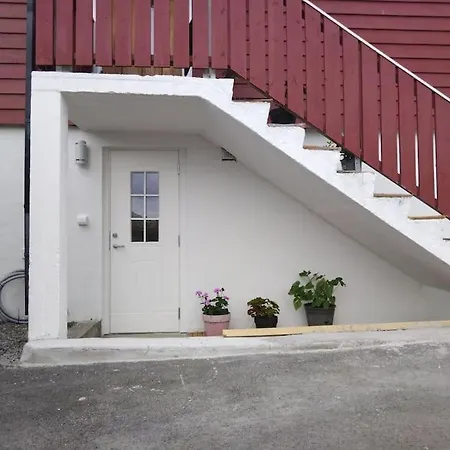 Kjellerleilighet I Fana Til Leie-med Gratis Parkering Og Mange Kollektiv Reisemuligheter Apartamento