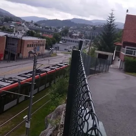 Kjellerleilighet I Fana Til Leie-med Gratis Parkering Og Mange Kollektiv Reisemuligheter * 卑爾根