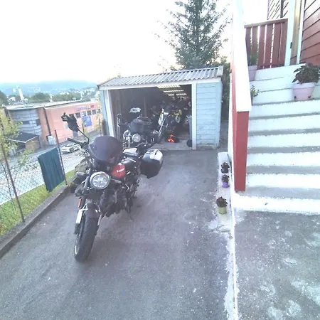 Kjellerleilighet I Fana Til Leie-med Gratis Parkering Og Mange Kollektiv Reisemuligheter 公寓 *