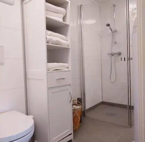 Apartment Kjellerleilighet I Fana Til Leie-med Gratis Parkering Og Mange Kollektiv Reisemuligheter Bergen