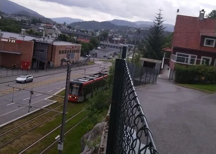 Apartament Kjellerleilighet I Fana Til Leie-med Gratis Parkering Og Mange Kollektiv Reisemuligheter Bergen