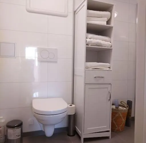 Apartament Kjellerleilighet I Fana Til Leie-med Gratis Parkering Og Mange Kollektiv Reisemuligheter Bergen