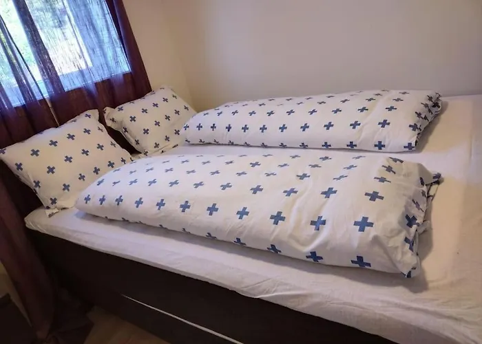 Kjellerleilighet I Fana Til Leie-med Gratis Parkering Og Mange Kollektiv Reisemuligheter * Bergen