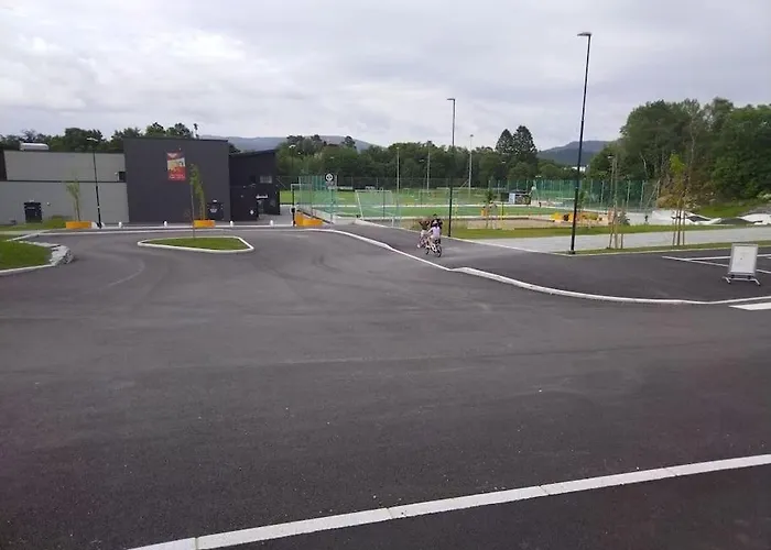 Kjellerleilighet I Fana Til Leie-med Gratis Parkering Og Mange Kollektiv Reisemuligheter * Bergen