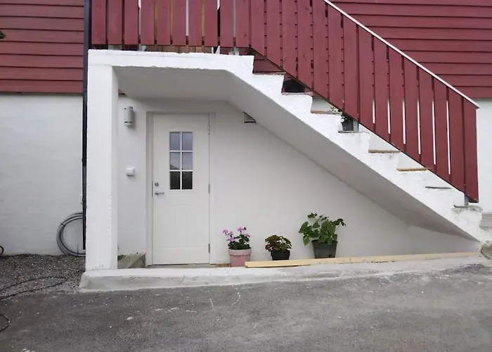 Kjellerleilighet I Fana Til Leie-med Gratis Parkering Og Mange Kollektiv Reisemuligheter Apartment