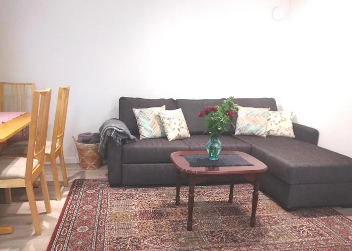 Kjellerleilighet I Fana Til Leie-med Gratis Parkering Og Mange Kollektiv Reisemuligheter Appartement