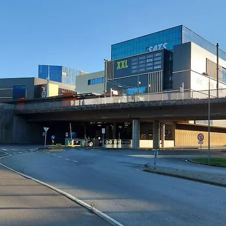 Kjellerleilighet I Fana Til Leie-med Gratis Parkering Og Mange Kollektiv Reisemuligheter ベルゲン