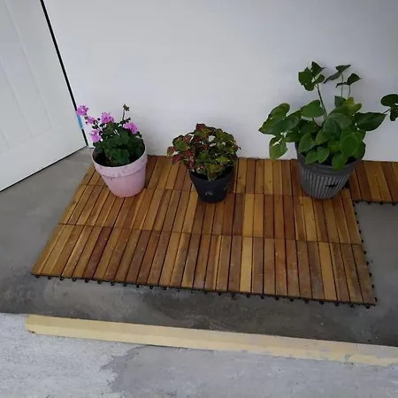 Kjellerleilighet I Fana Til Leie-med Gratis Parkering Og Mange Kollektiv Reisemuligheter アパート