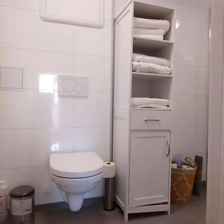 アパート Kjellerleilighet I Fana Til Leie-med Gratis Parkering Og Mange Kollektiv Reisemuligheter ベルゲン