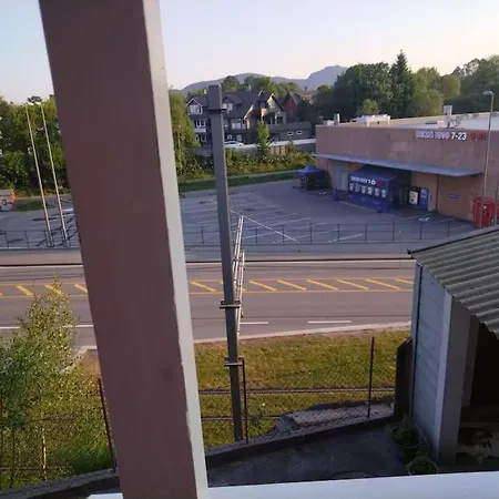 Kjellerleilighet I Fana Til Leie-med Gratis Parkering Og Mange Kollektiv Reisemuligheter Appartamento