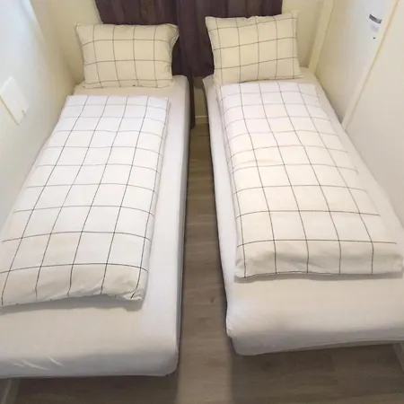 Kjellerleilighet I Fana Til Leie-med Gratis Parkering Og Mange Kollektiv Reisemuligheter * ベルゲン