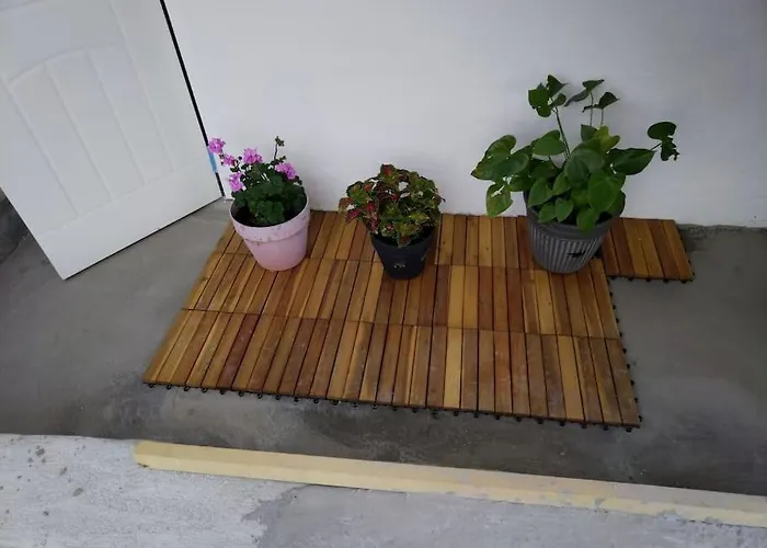 Kjellerleilighet I Fana Til Leie-med Gratis Parkering Og Mange Kollektiv Reisemuligheter Apartman