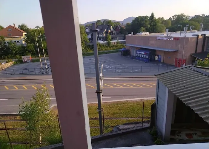 Kjellerleilighet I Fana Til Leie-med Gratis Parkering Og Mange Kollektiv Reisemuligheter Apartman