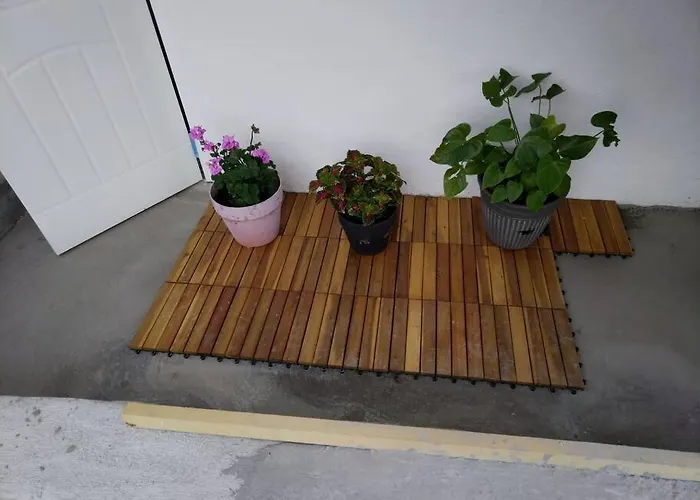 Kjellerleilighet I Fana Til Leie-med Gratis Parkering Og Mange Kollektiv Reisemuligheter Apartman