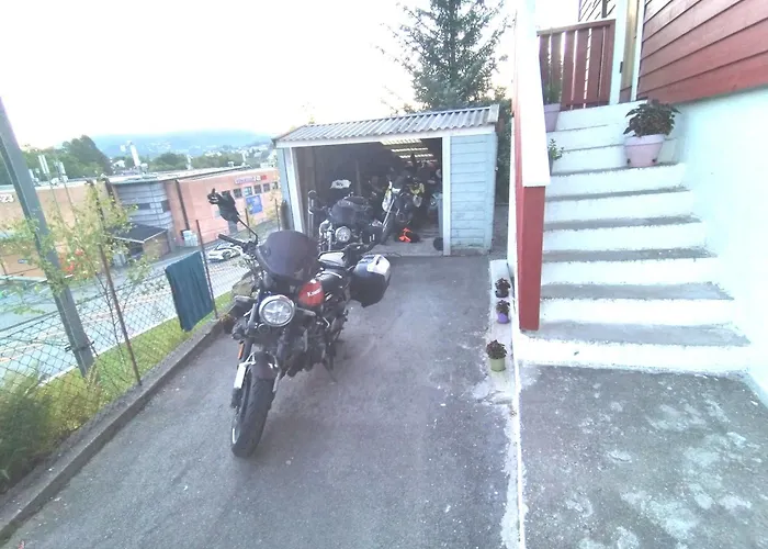 Kjellerleilighet I Fana Til Leie-med Gratis Parkering Og Mange Kollektiv Reisemuligheter Apartman *